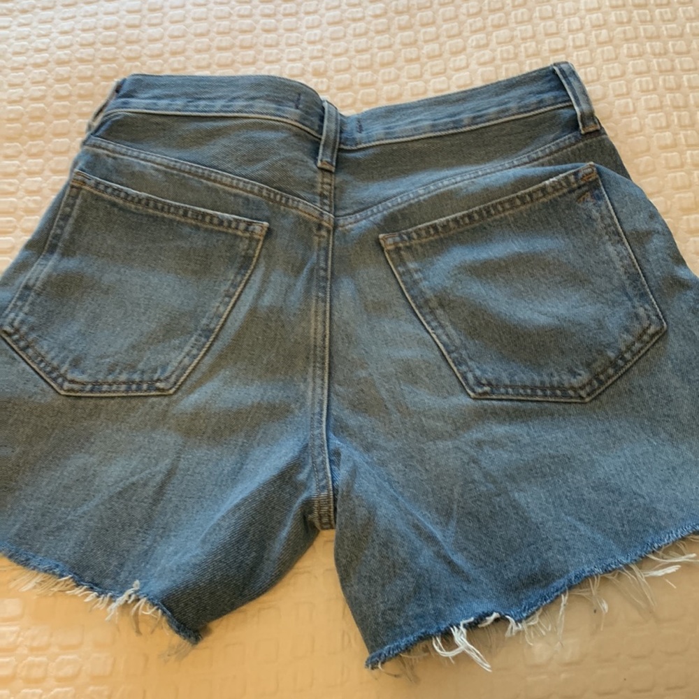 Like new Madewell relaxed fit denim shorts. Size 26. 5” inseam. - Picture 10 of 12